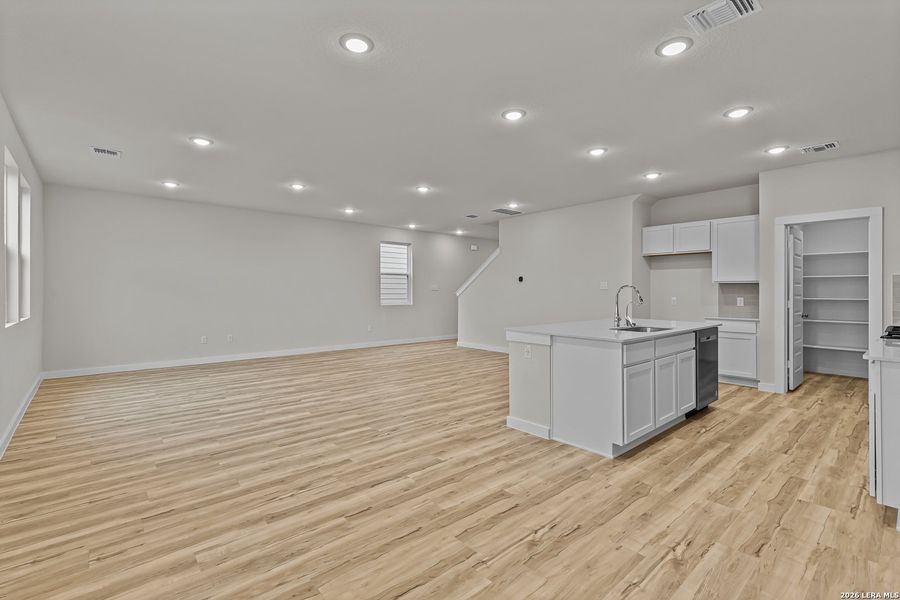 Spacious, unfurnished interior of a new home in Summerlin, San Antonio (Image 12).