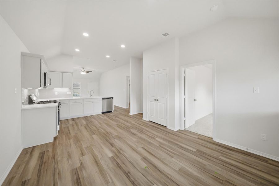 Spacious, unfurnished interior of a new home in , Navasota (Image 23).