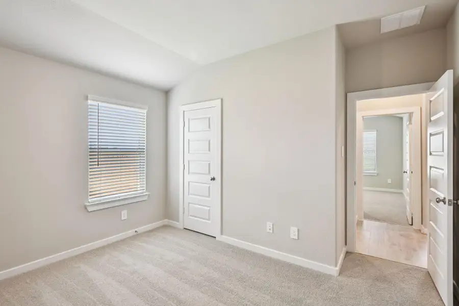 Spacious, unfurnished interior of a new home in Stewart's Ranch, Conroe (Image 23).