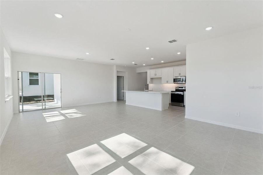 Spacious, unfurnished interior of a new home in Eden Crest, Apopka (Image 14).