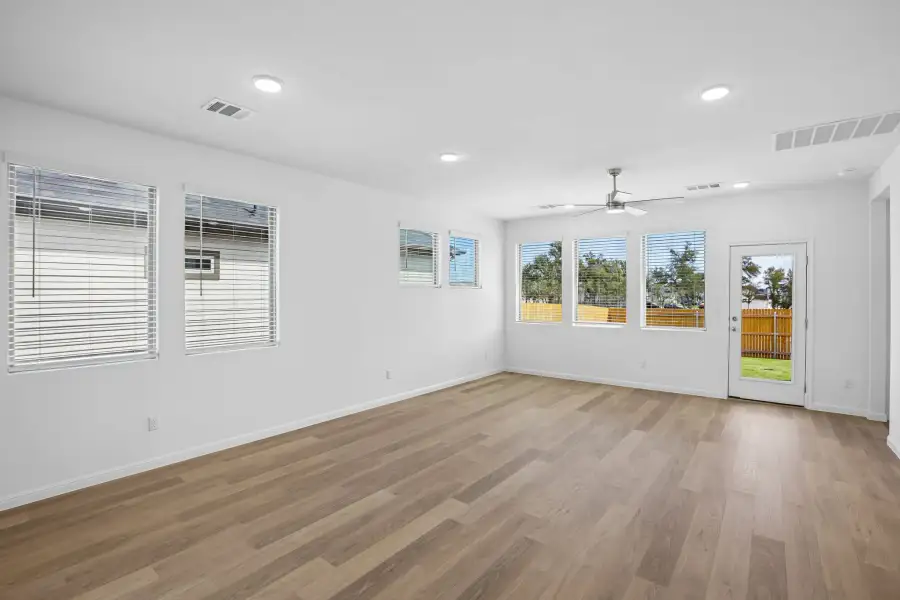 Spacious, unfurnished interior of a new home in Trinity Ranch, Elgin (Image 20).
