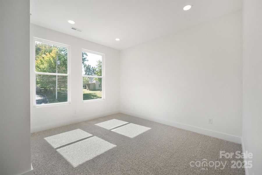 “Flex room”with closet