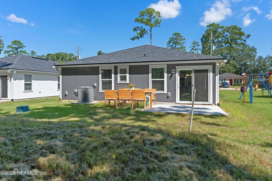 Exterior details and patio area of a home in , Jacksonville (Image 3).