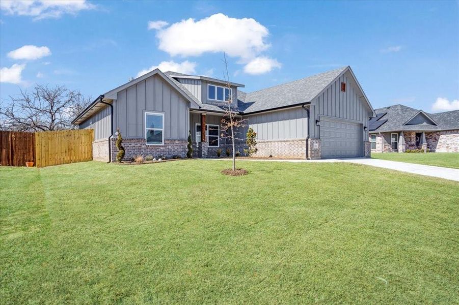 Exterior details and patio area of a home in , Sherman (Image 4).