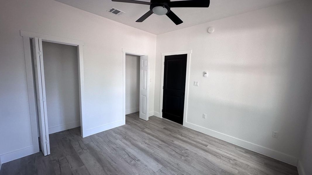 Spacious, unfurnished interior of a new home in , Navasota (Image 18).