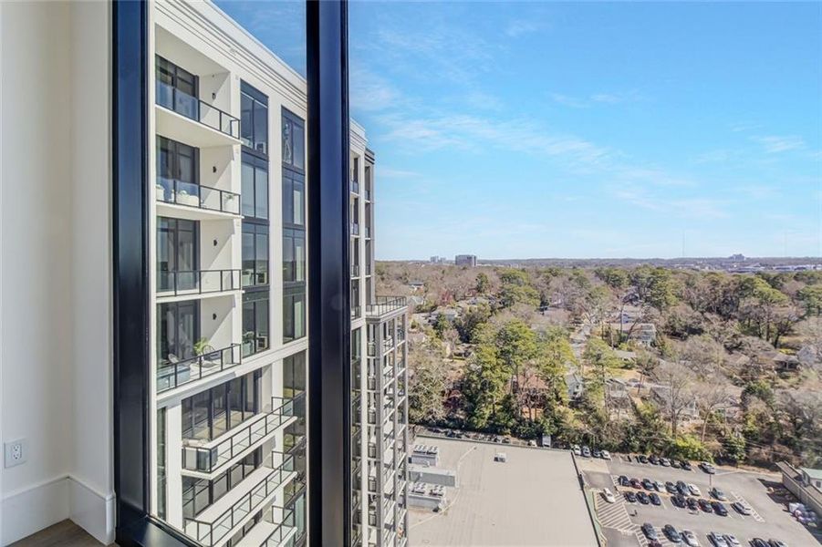 Condo located in Atlanta, GA showcasing its design and architecture (Image 4).