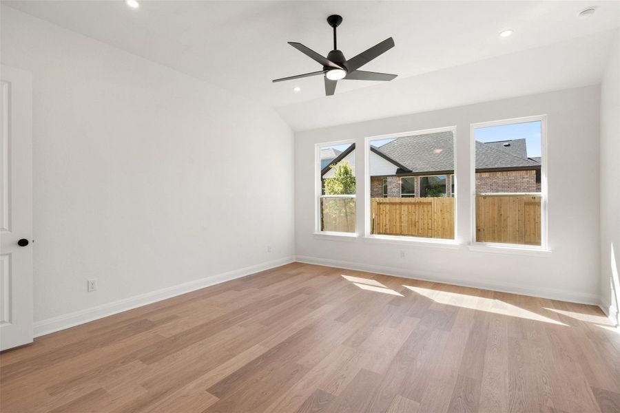 Spacious, unfurnished interior of a new home in Persimmon, Buda (Image 10).