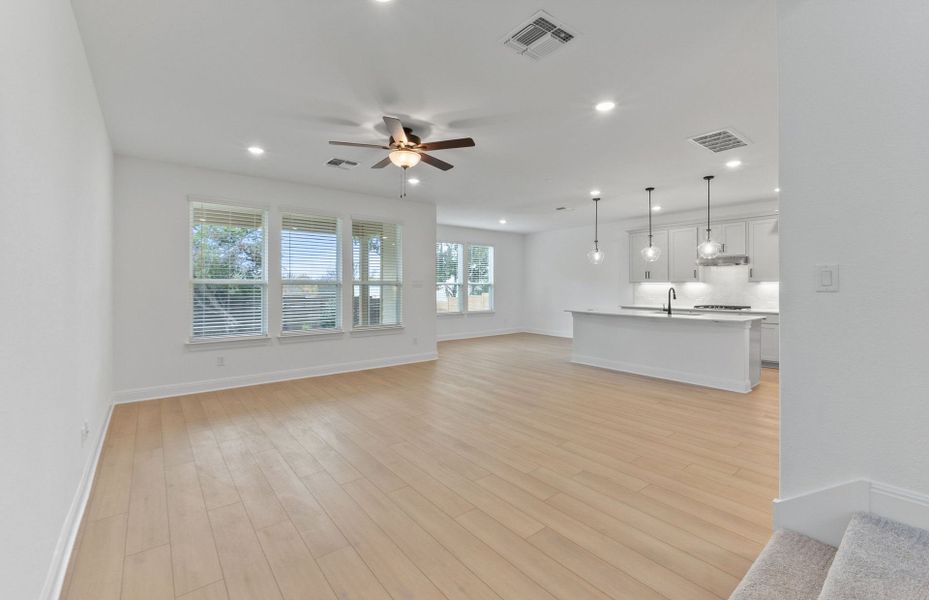 Spacious, unfurnished interior of a new home in Horizon Lake, Leander (Image 17).
