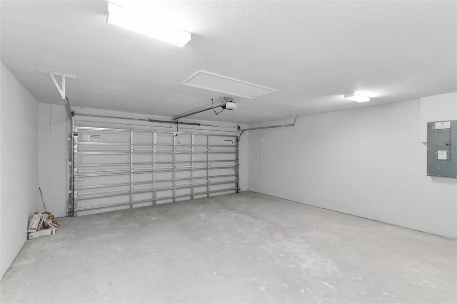 Spacious, unfurnished interior of a new home in , Cape Coral (Image 25).