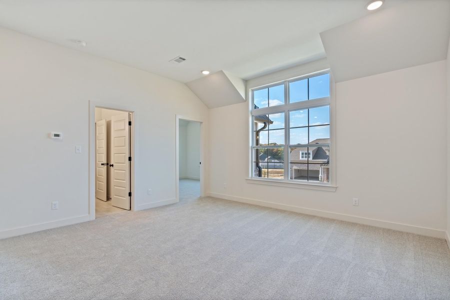 Spacious, unfurnished interior of a new home in White Oak, Arlington (Image 29).