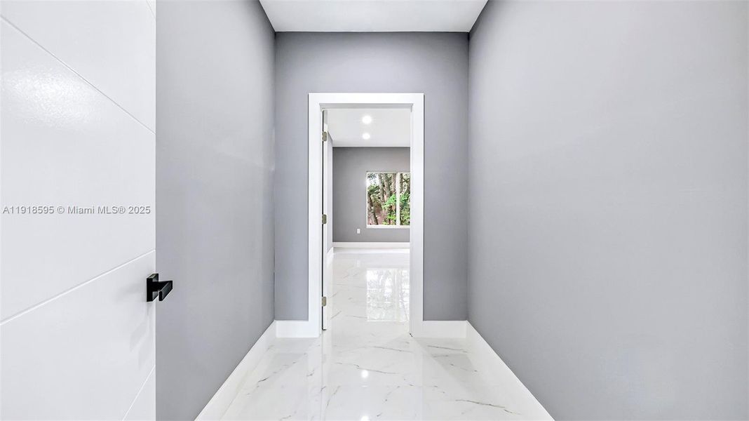 Spacious, unfurnished interior of a new home in , Fort Lauderdale (Image 31).