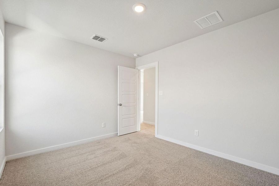 Spacious, unfurnished interior of a new home in Stallion Run, Buda (Image 15).