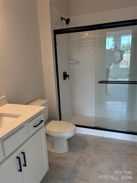 Guest suite on main with walk-in shower