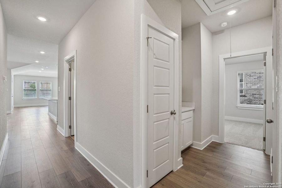 Spacious, unfurnished interior of a new home in Comanche Ridge, San Antonio (Image 37). Spacious, unfurnished interior of a new home in Comanche Ridge, San Antonio (Image 37).