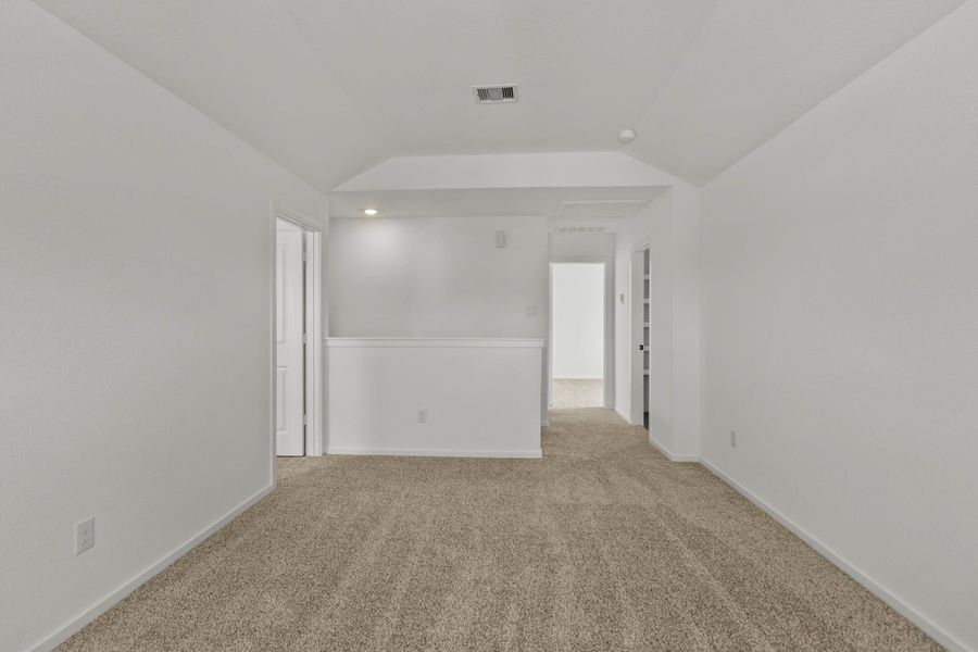 Spacious, unfurnished interior of a new home in Lake Conroe Cove, Willis (Image 13).