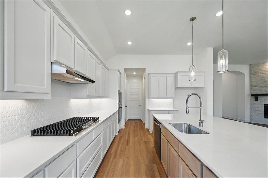 2131CharmingForgeRoadCANTA003 2131CharmingForgeRoadCANTA003