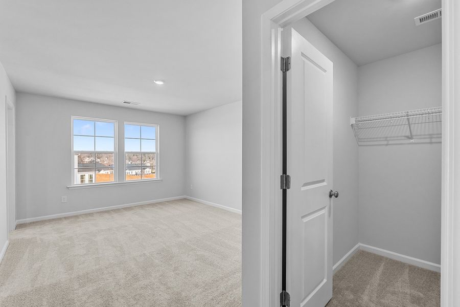 Spacious, unfurnished interior of a new home in Fieldstone, Lexington (Image 40).
