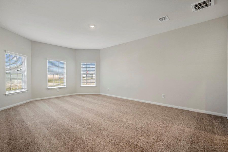 Spacious, unfurnished interior of a new home in Trails at Cochran Ranch, Waller (Image 14).