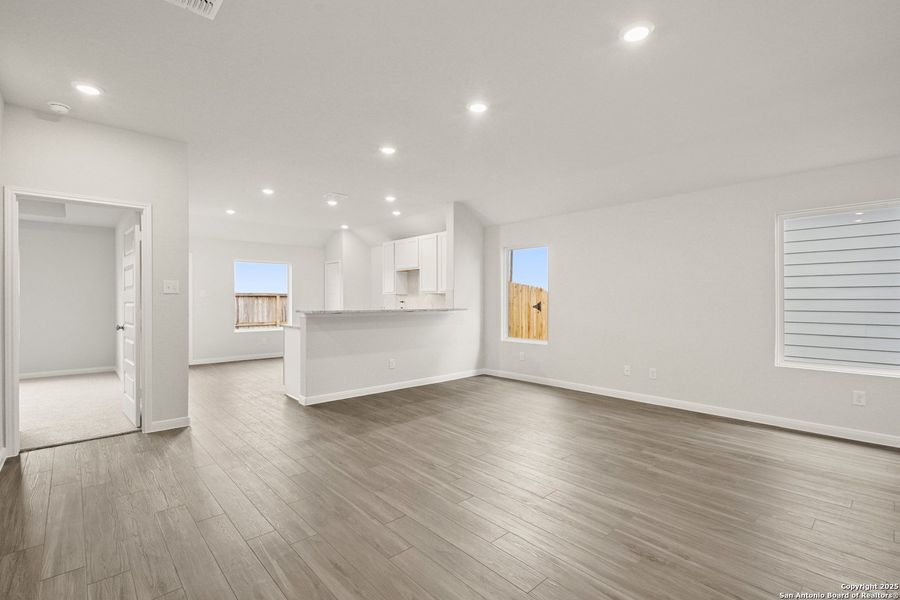 Spacious, unfurnished interior of a new home in Dauer Ranch, New Braunfels (Image 20). Spacious, unfurnished interior of a new home in Dauer Ranch, New Braunfels (Image 20).