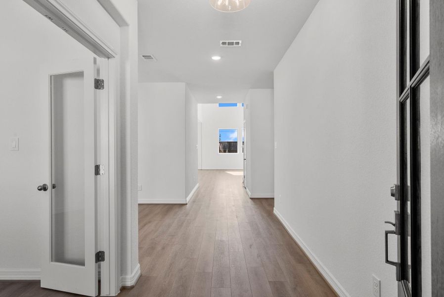 Spacious, unfurnished interior of a new home in Cedar Pointe 50ft, Crosby (Image 11).