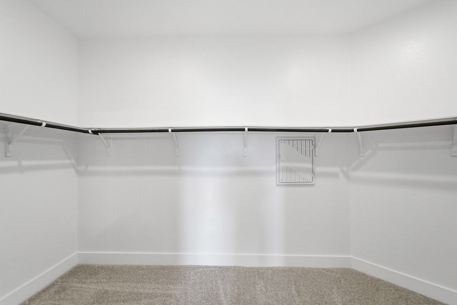 Spacious, unfurnished interior of a new home in Sunfield, Buda (Image 25).