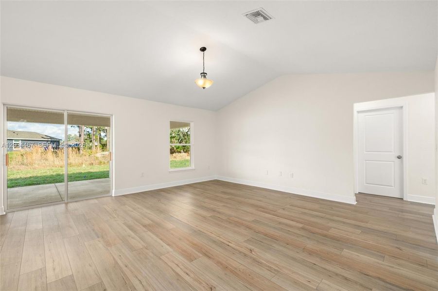 Spacious, unfurnished interior of a new home in , Sebring (Image 20).