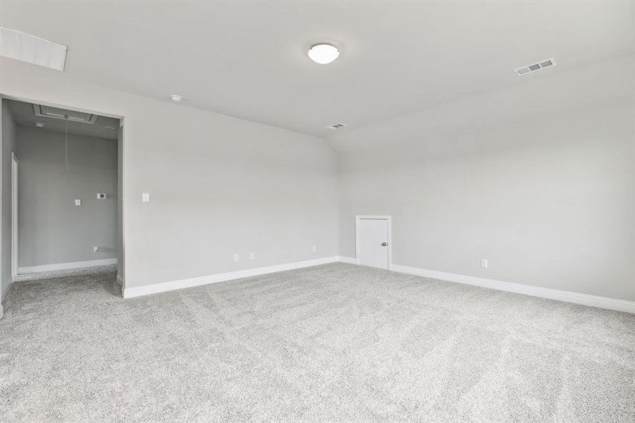 Spacious, unfurnished interior of a new home in Santorini, Seagoville (Image 19).