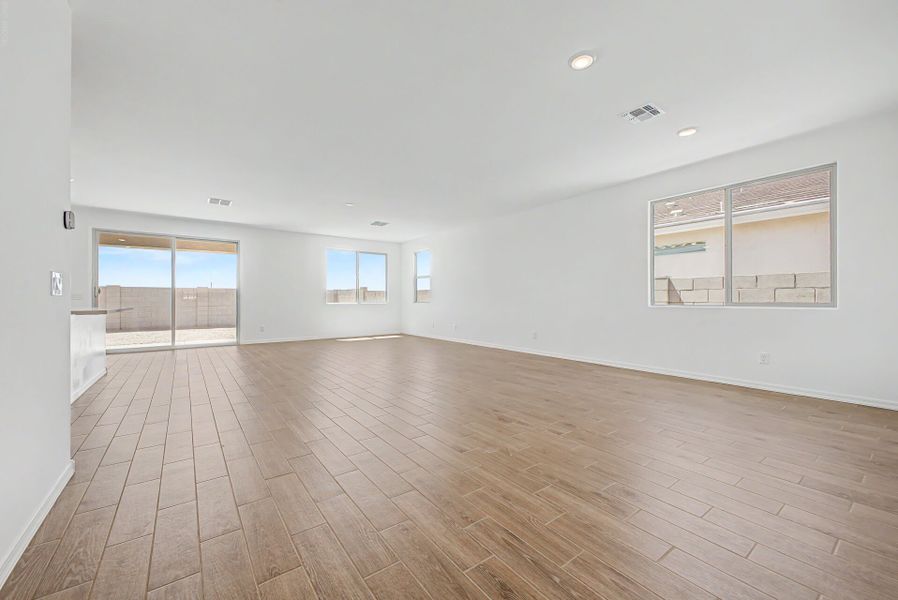 Spacious, unfurnished interior of a new home in Landmarke, San Tan Valley (Image 9).