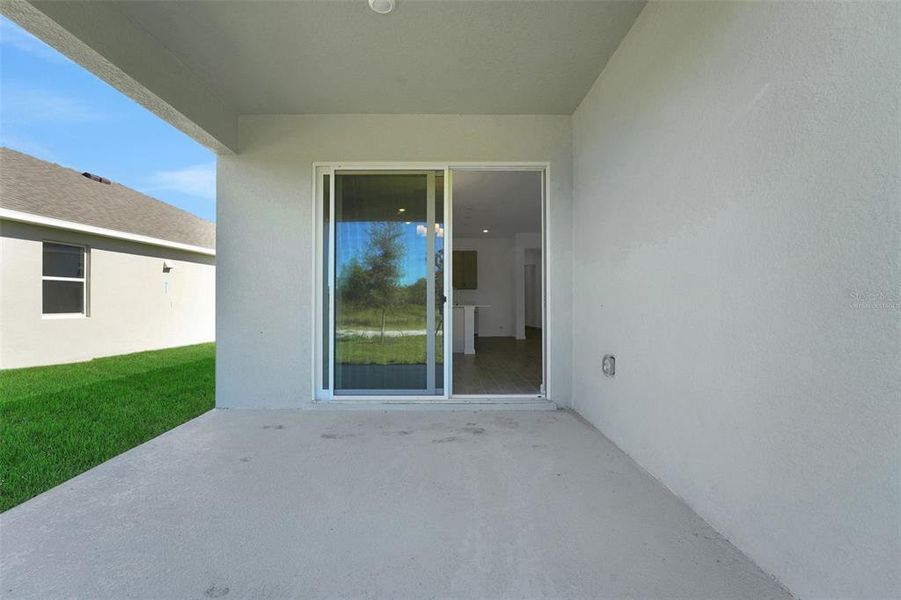 Exterior details and patio area of a home in Willowbrook North, Winter Haven (Image 18).