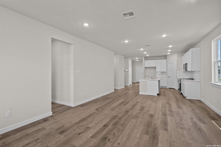 Spacious, unfurnished interior of a new home in Hiddenbrooke, Seguin (Image 28).