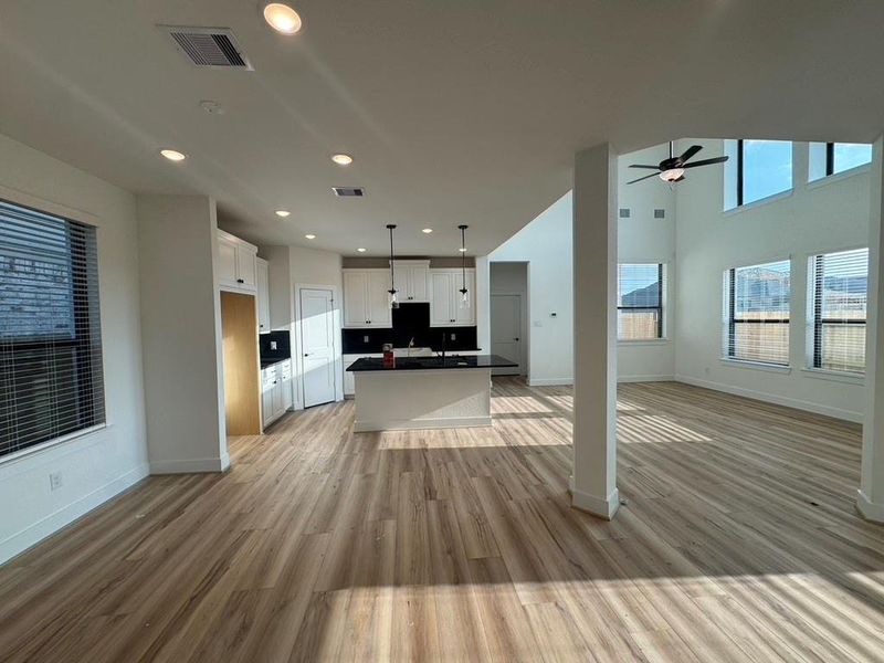 Spacious, unfurnished interior of a new home in Evergreen, Conroe (Image 7).