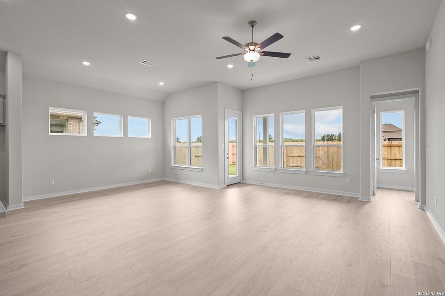 Spacious, unfurnished interior of a new home in Buffalo Crossing, Cibolo (Image 29).