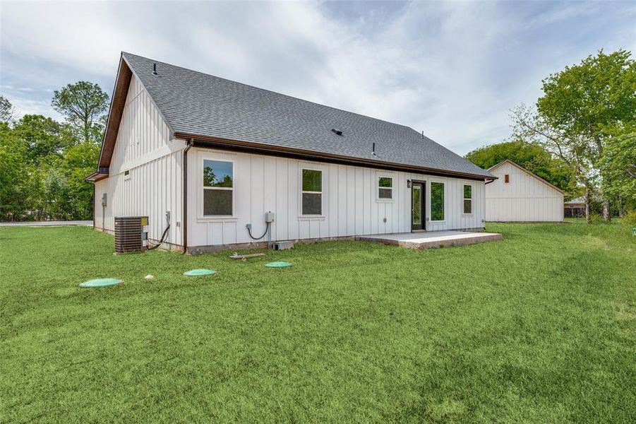 Exterior details and patio area of a home in , Granbury (Image 4).