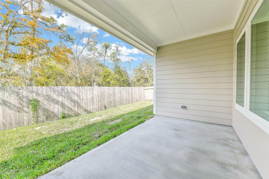 Exterior details and patio area of a home in King Oaks Village, Baytown (Image 4).
