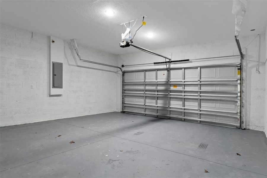 Spacious, unfurnished interior of a new home in , Citrus Springs (Image 28).