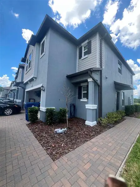 Exterior details and patio area of a home in , Land O' Lakes (Image 3).