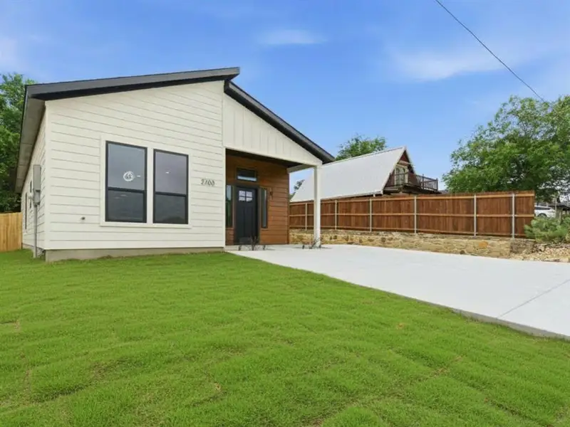 Exterior details and patio area of a home in , Granbury (Image 23).