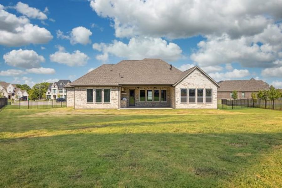 Exterior details and patio area of a home in Heath Golf and Yacht Club, Forney (Image 3).
