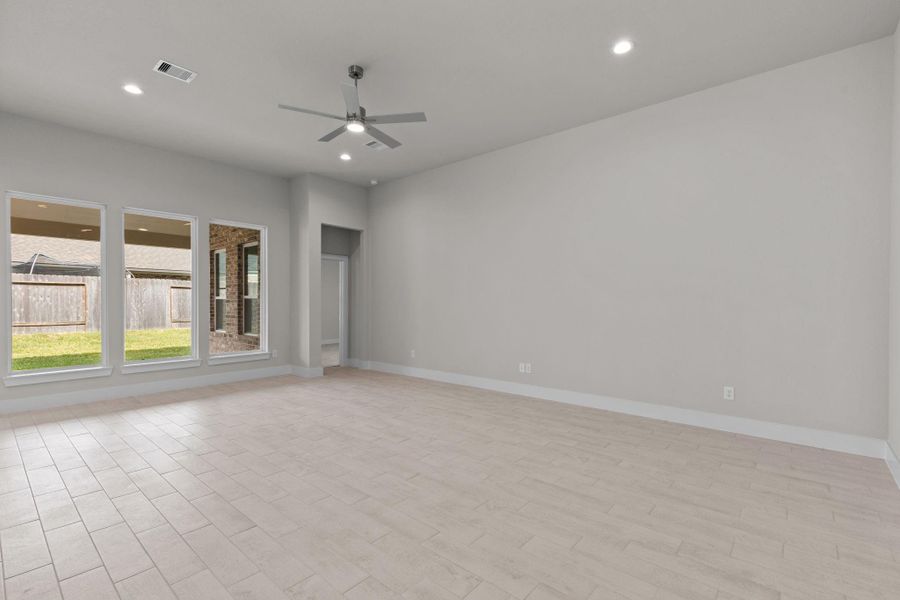 Spacious, unfurnished interior of a new home in Barton Creek Ranch, Conroe (Image 13). Spacious, unfurnished interior of a new home in Barton Creek Ranch, Conroe (Image 13).