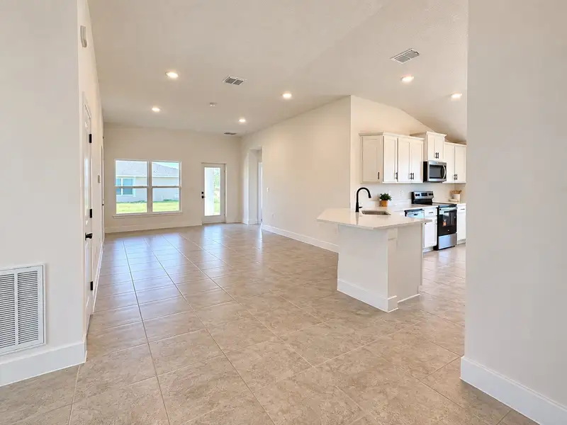 Spacious, unfurnished interior of a new home in St. John's Preserve, Palm Bay (Image 21).
