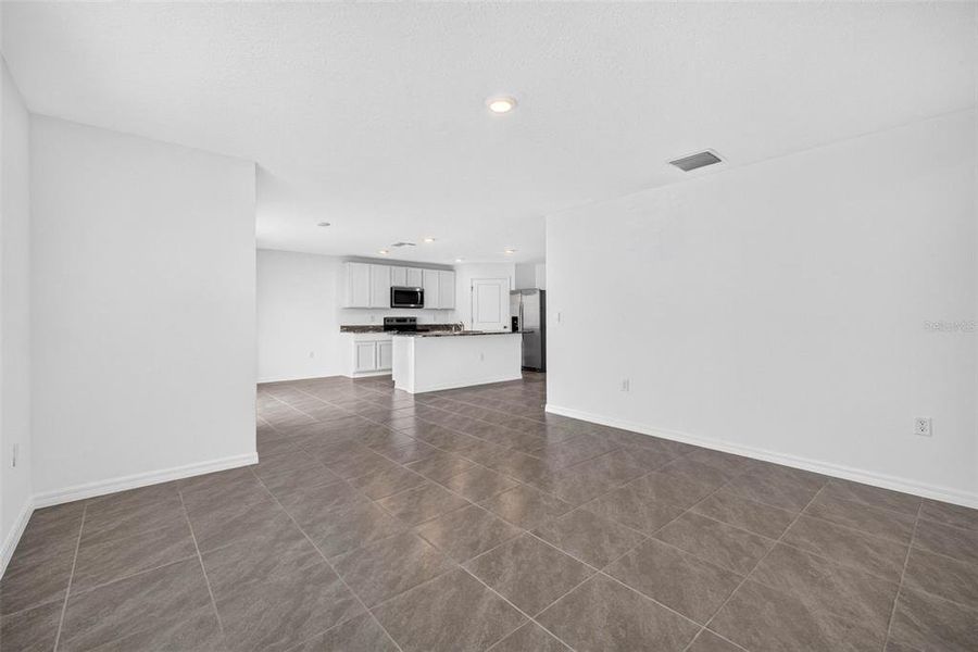 Spacious, unfurnished interior of a new home in , Tampa (Image 38).