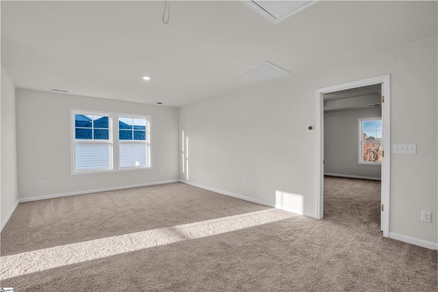 Spacious, unfurnished interior of a new home in Lynbrook, Boiling Springs (Image 20).