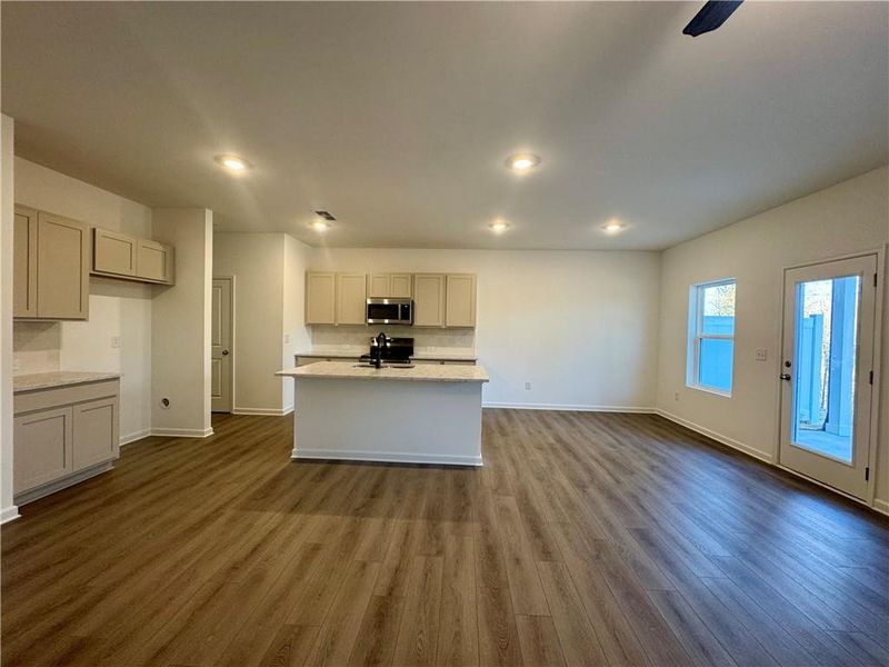 Spacious, unfurnished interior of a new home in Eastlyn Crossing, Flowery Branch (Image 27).