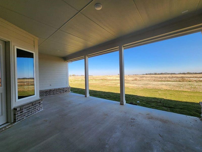 Exterior details and patio area of a home in Rocky Top, Krum (Image 3).