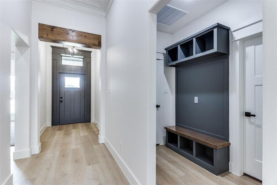 Mudroom featuring an inviting chandelier, light wood-style flooring, visible vents, and baseboards