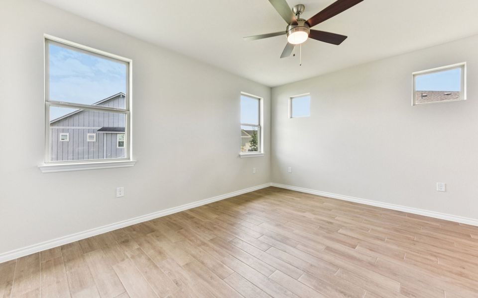 Spacious, unfurnished interior of a new home in Kissing Tree, San Marcos (Image 14).