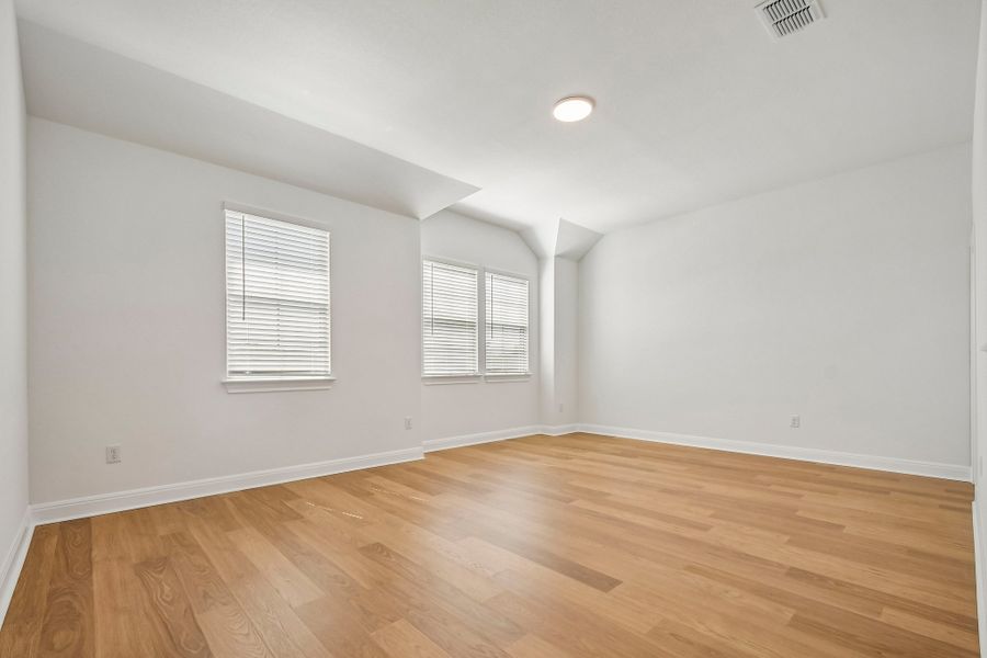 Spacious, unfurnished interior of a new home in Persimmon, Buda (Image 25).