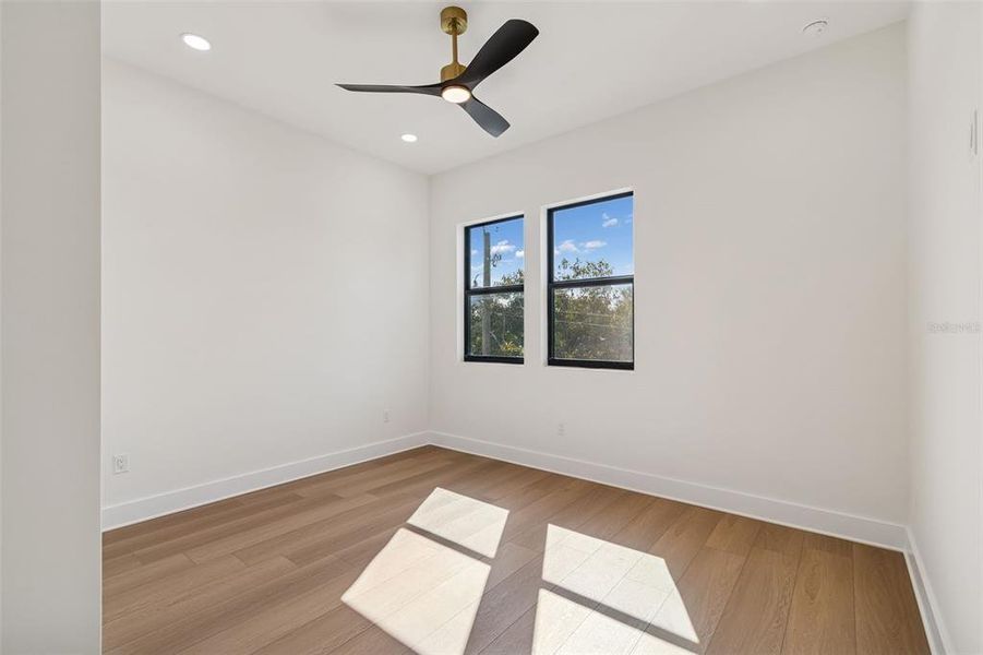 Spacious, unfurnished interior of a new home in , Tampa (Image 23).