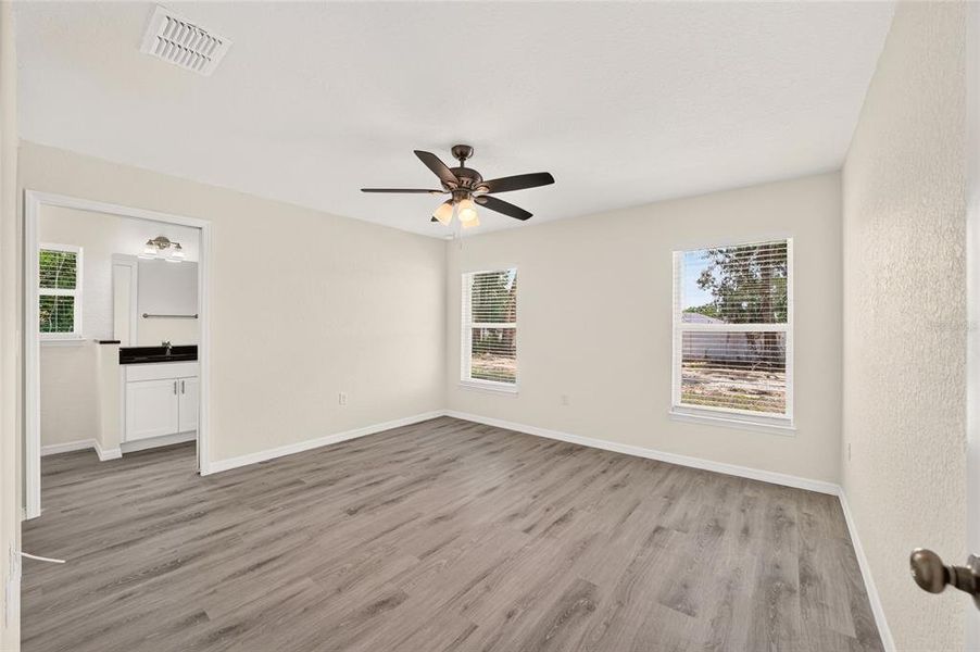Spacious, unfurnished interior of a new home in , Ocala (Image 14).