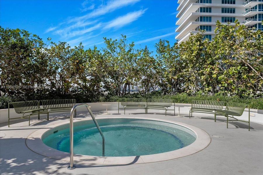 Condo located in Miami Beach, FL showcasing its design and architecture (Image 32).